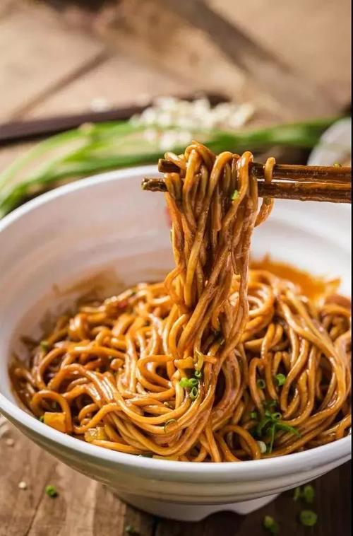 这份热干面,承载着一座城,装着一份热情.