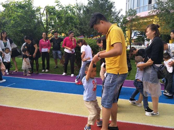 和爸爸玩游戏多么的欢乐