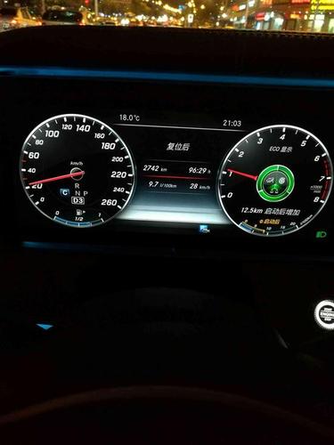 北京奔驰e300新车左侧倍耐力轮胎鼓包爆胎