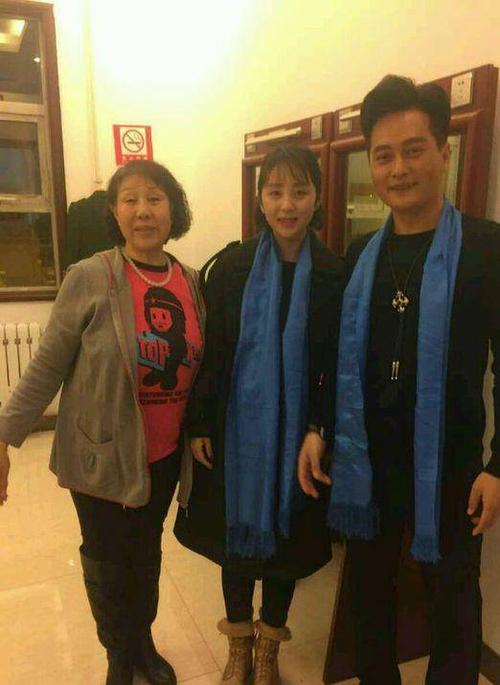云飞成名后却抛弃妻子,前妻独自带女儿生活,女儿乖巧又懂事