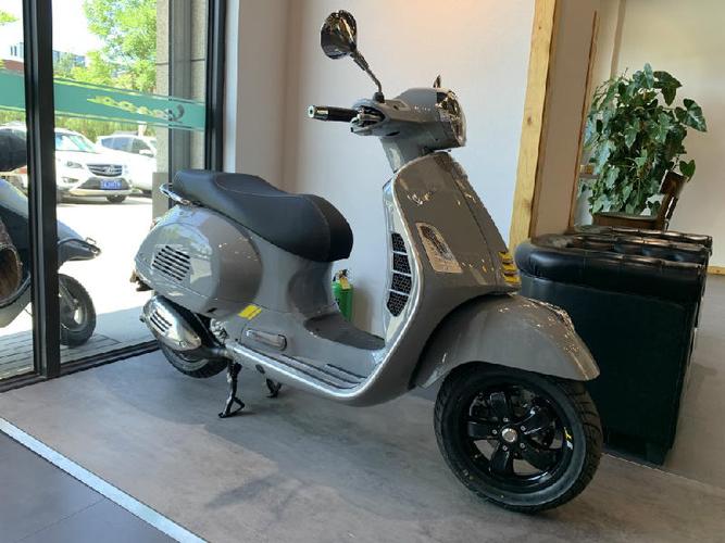 2020款维斯帕hpe300 七月上户水泥灰 全车xpl车衣目前1千多公里 无