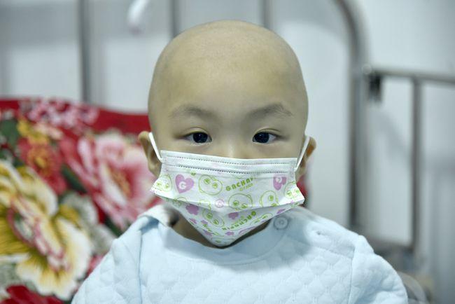 男孩患儿童癌症之王花去35万后复发母亲崩溃放过我的孩子吧