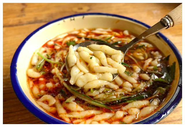 教你做玉米面漏鱼,酸辣爽滑入口即化,一口气吃两碗