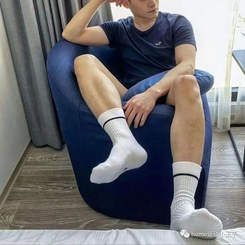 体育生男生穿过的臭白色运动袜子在网上怎么成了抢手货