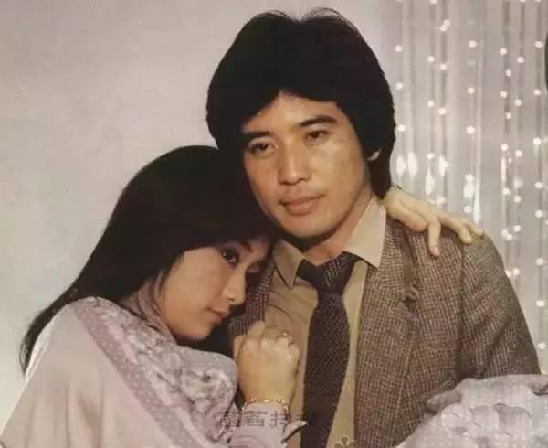 同年,吕秀菱和秦汉主演《梦的衣裳》,她一人分饰两角——陆雅晴和