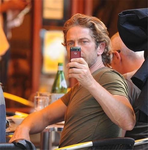 发现有狗仔偷拍,杰拉德·巴特勒也用相同的方法回击,你拍我,我就用