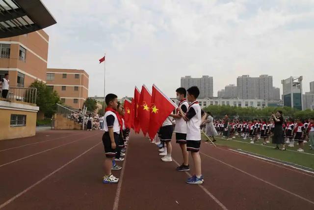 无锡市新吴区坊前实验小学举行少先队新队员入队仪式