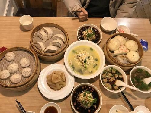 早茶选了名气比较大的冶春和富春,冶春给人的感觉是从前的国营大饭店