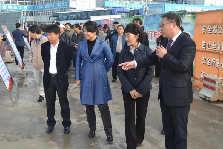参观活动由区教委主任申键主持.