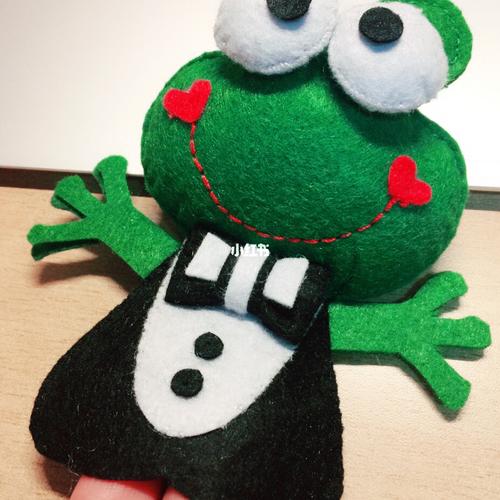 不织布手偶呀 穿西装的小青蛙呀 拥抱你治愈你呀_西服