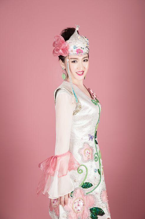 达斡尔族青年女高音歌唱家敖丽芳新作《放歌莫力达瓦》