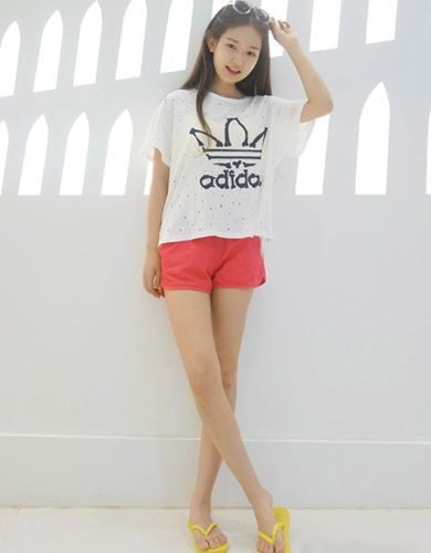夏季人字拖怎么搭配短裤短裙