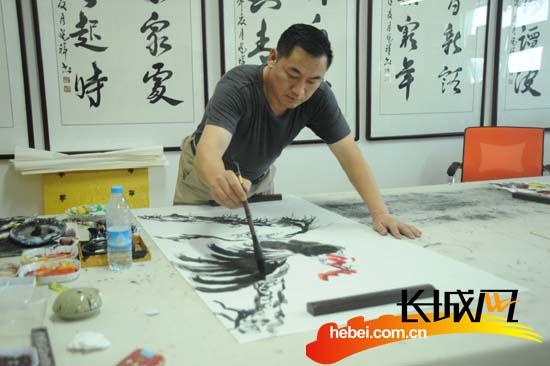 任丘村官刘晓祥建画室 墨香醉了半拉村