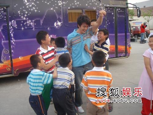 迟帅携节目组工作人员献爱心 用行动来奉献社会