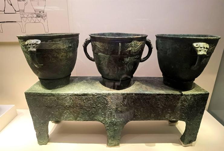 看见文物商代的烹饪文化商妇好青铜三联甗