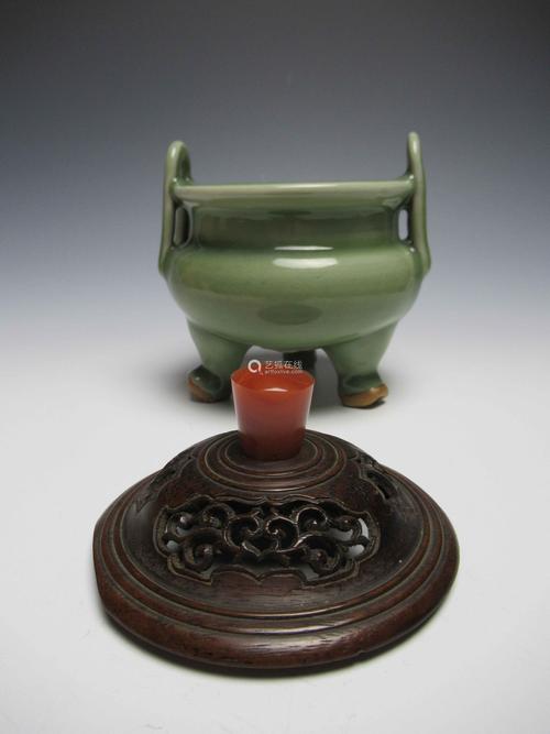 元代龙泉青釉三足香炉12711368