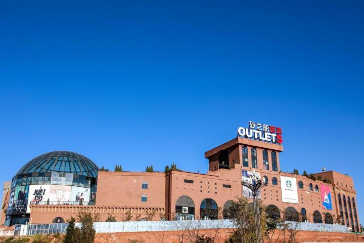 (图为砂之船奥特莱斯实景图)