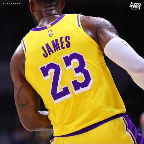 詹姆斯湖人首秀图