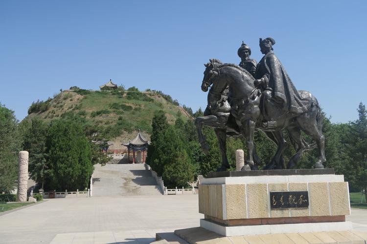 昭君自有千秋在,胡汉和亲见识高(呼和浩特昭君墓)
