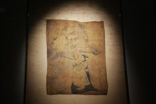 《人物龙凤帛画》,又称为《龙凤仕女图》,纵长31.2厘米,横宽23.