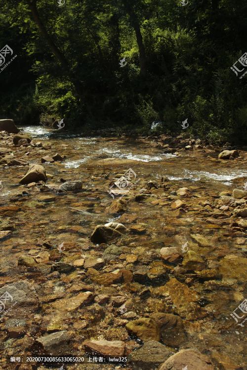 山涧溪流