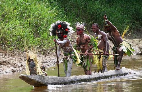 据研究人员发现,丛林中仍然生活着多个原始土著部落,在科技发达的