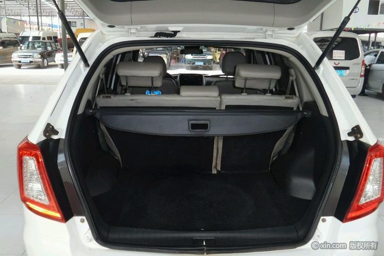 力帆汽车x60后备箱