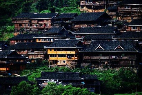 从江县刚边乡的三百河两岸,居住着壮族同胞,他们的房屋是依山而建,傍