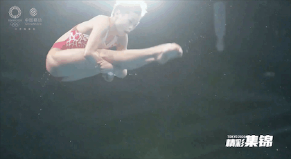 全红婵在跳水女子单人10米跳台决赛中精彩表现.