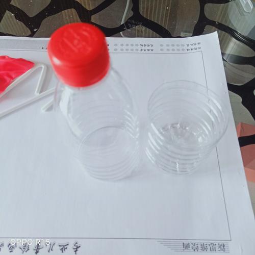 制作肺呼吸模型的第一步:用小刀割去矿泉水瓶的五分之二,取带瓶盖的