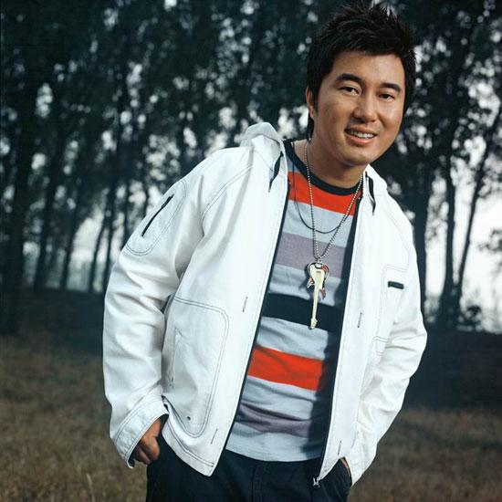 最后,让我们再重温一下满文军当年打动人的歌声吧