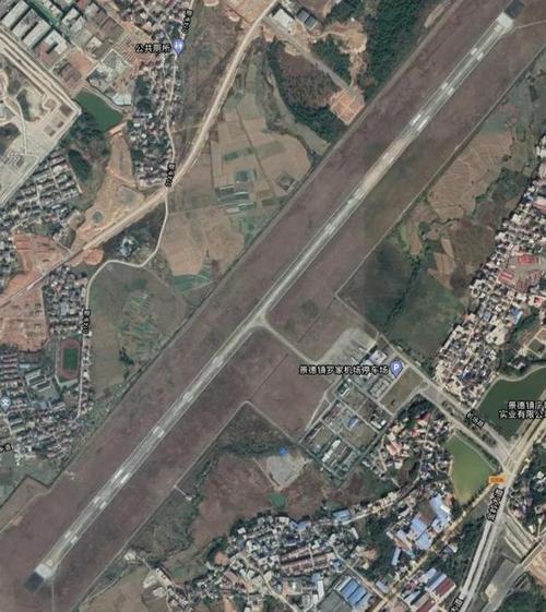 罗家机场机场廊桥配置有两个,方便旅客上下飞机.