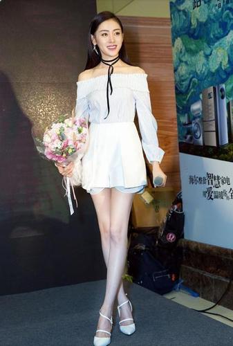 张天爱雪白大长腿再现江湖,好身材秀出来!