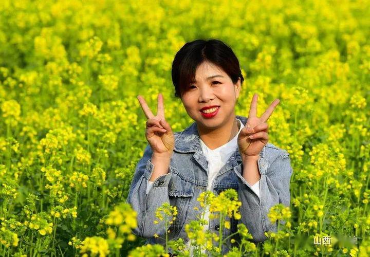 河津小梁乡美女干部代言千亩最美油菜花,美翻了!