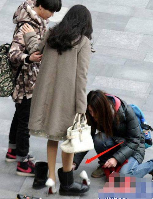 助理给明星换鞋还不少见,更诡异的是就算再小的咖也有··· 比如糊出