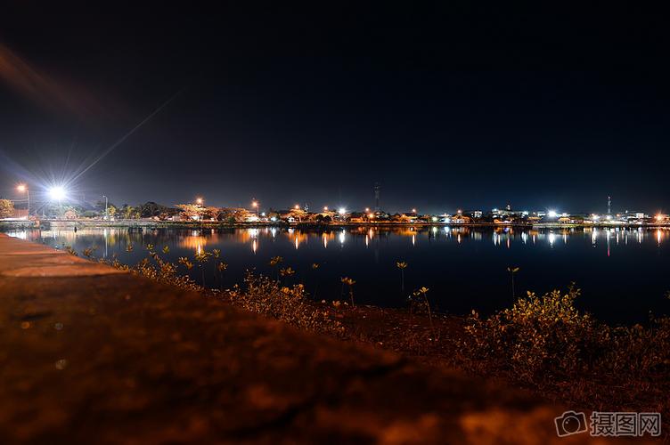 夜晚江边的景图片