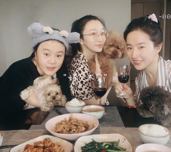 网友晒刘亦菲素颜照33岁的神仙姐姐状态不错