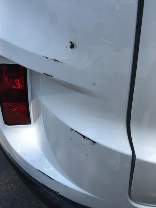白色车被我蹭掉漆了,如图,补漆要多少钱