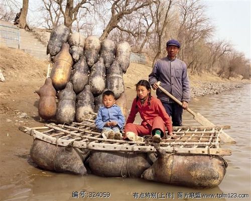 坐着猪皮筏出门