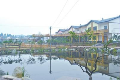 门前的池塘边散坐着垂钓人……走进遂宁市大英县蓬莱镇,眼前美景如画