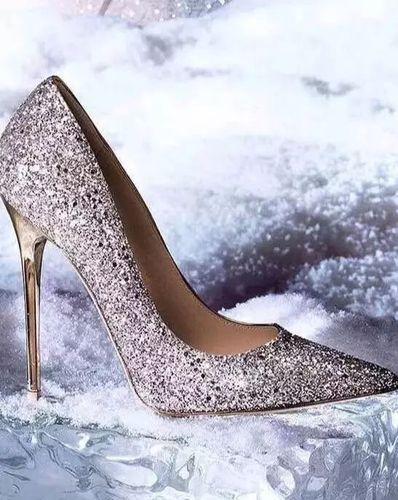 据说,全世界女人最想要的 婚鞋,名字都叫 jimmy choo.
