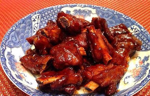 但很多人都觉得:糖醋排骨看似简单,但做法却很讲究,稍不注意放调料的