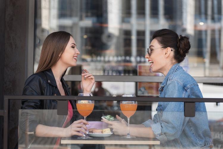 交谈,两个人,户外,建筑,侧面视角,两个女人,笑