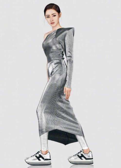 最后要说的是张天爱了,竟然把裙子穿的这么酷这么霸气,长款的灰色