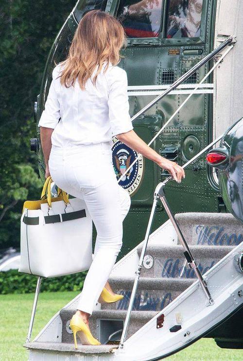 梅拉尼娅一身白色服装凸显好身材,墨镜遮住眼睛后,看上去挺美!