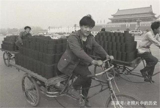 而在这张图中是80年代天安门前等着三轮车拉煤球的劳工!