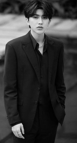 蔡徐坤新闻210424蔡徐坤prada晚宴造型图及下班饭拍分享吉他耳坠晃进