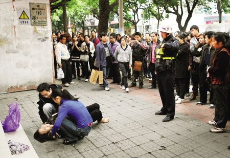 福州妙龄女当街脱衣 从南街站跑到道山路口(组图)(2)