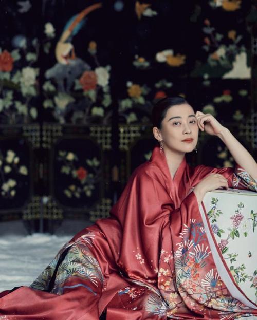梅婷登上时尚杂志封面,一袭古装卷土而来,雪中美人更