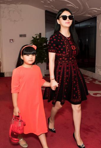 11岁王诗龄晒近照!长发挑染成"奶奶灰",王岳伦白发变多显老态